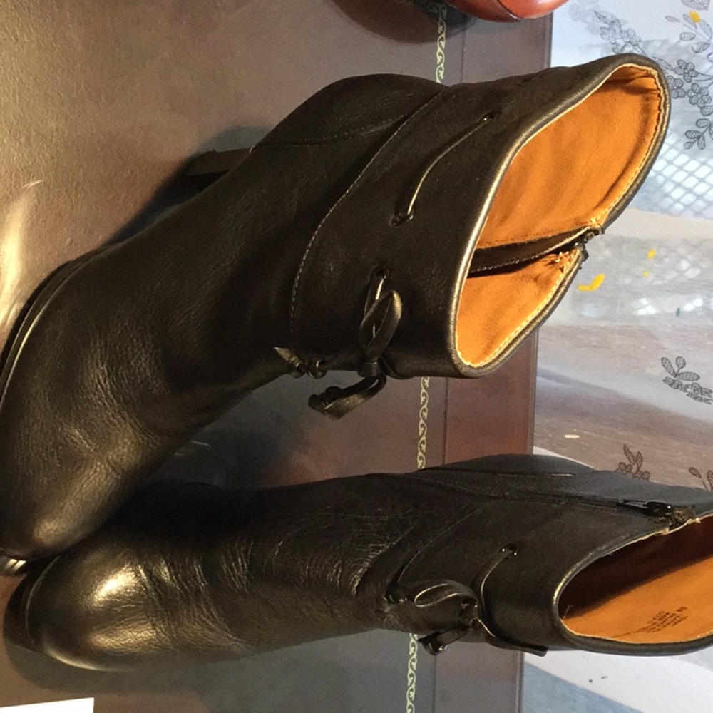 SOFFT black leather boots on heels Size 8.5.